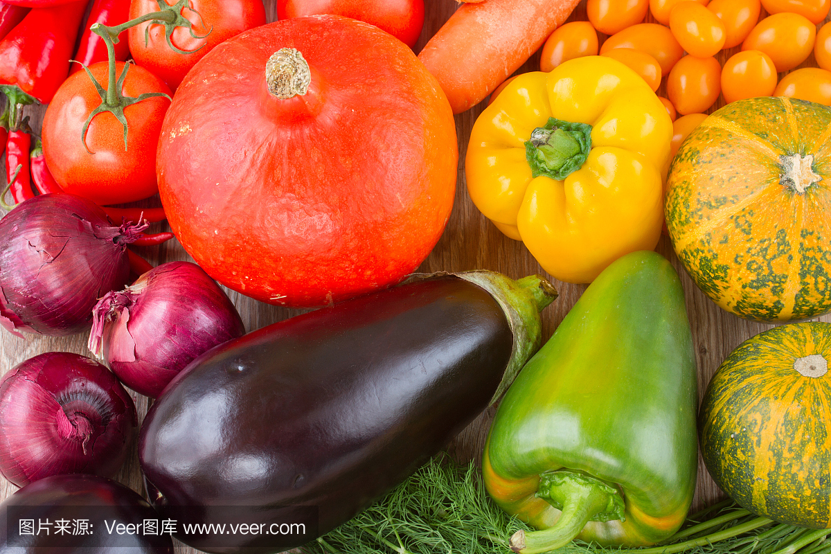 新鲜的彩色蔬菜在桌子上