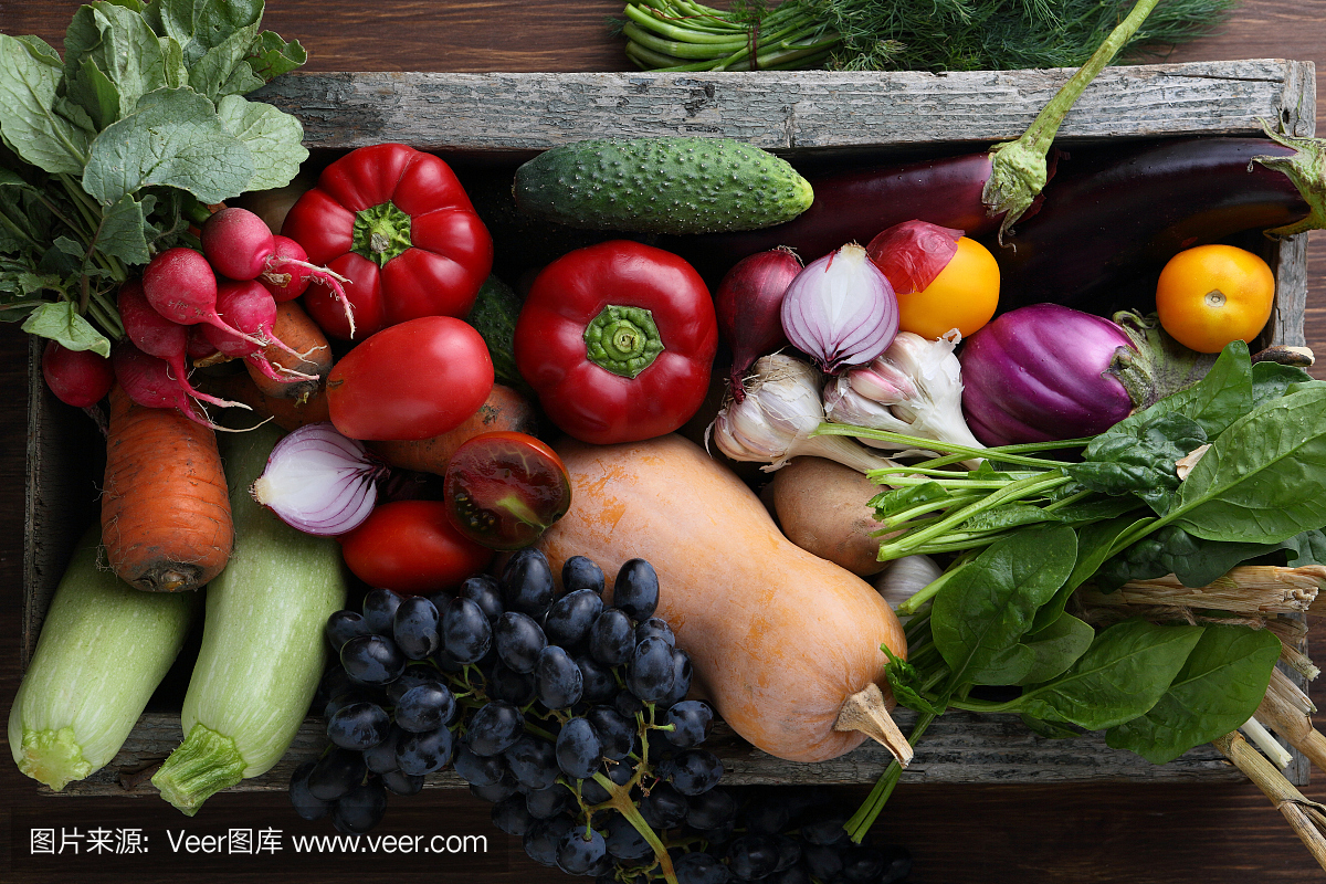 收获的蔬菜在木盒俯视图